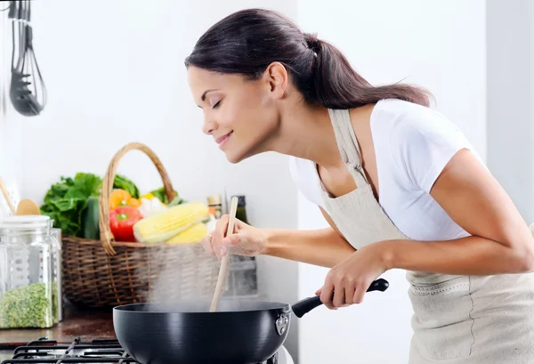 Hem kock matlagning i köket — Stockfoto