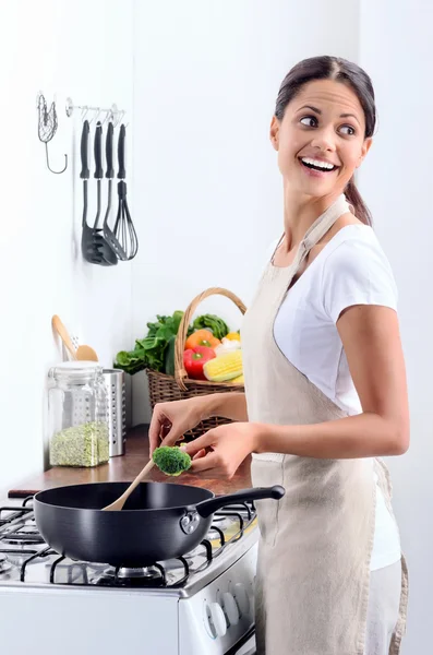 Huis chef-kok koken in de keuken — Stockfoto