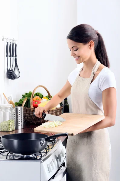 Huis chef-kok koken in de keuken — Stockfoto