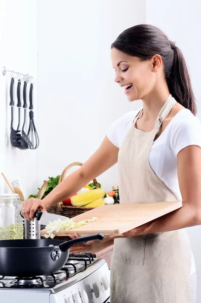 Huis chef-kok koken in de keuken — Stockfoto