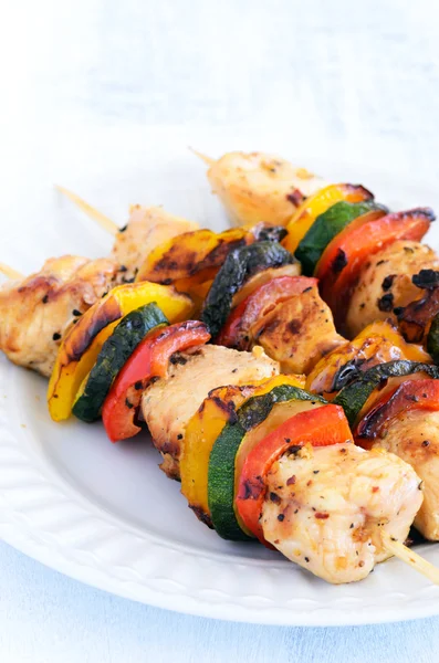 Kebabs de légumes et de poulet — Photo