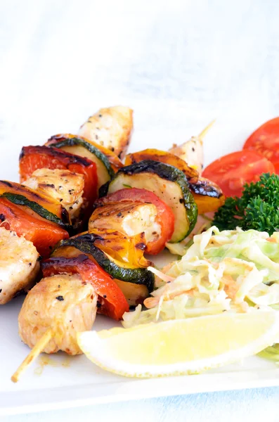 Brochettes de poulet barbecue avec salade — Photo