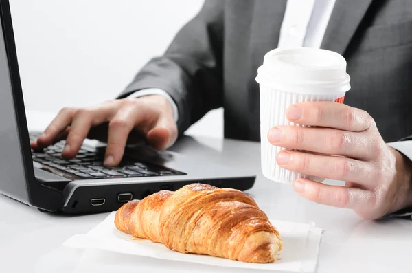 Uomo d'affari fa colazione — Foto Stock