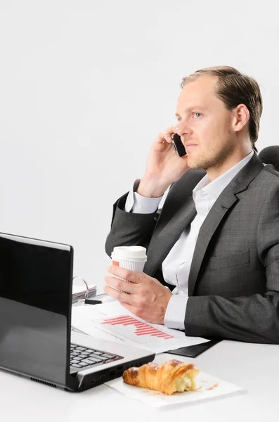 Empresário ocupado fala no celular — Fotografia de Stock