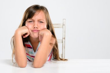 Bir masada mutsuz çocuk