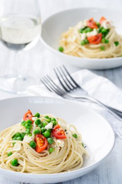 Spagetti makarna yemek taze sebze ile