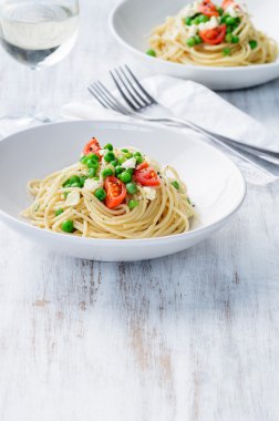 Spagetti makarna yemek taze sebze ile