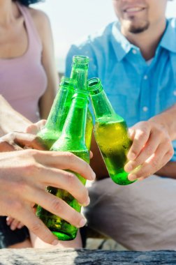 Arkadaşlar şerefe biralarını bir partide