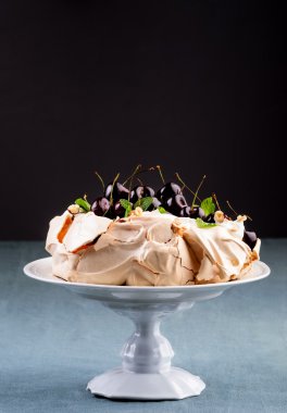 bir pasta stand kiraz pavlova