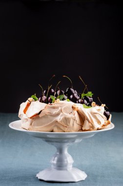 bir pasta stand kiraz pavlova