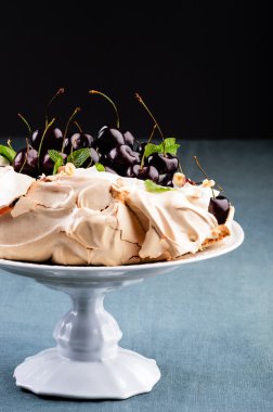 bir pasta stand kiraz pavlova