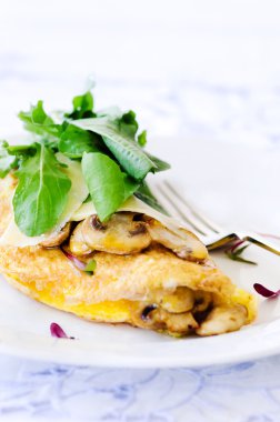 Mantar ve taze roket katlanmış omlet