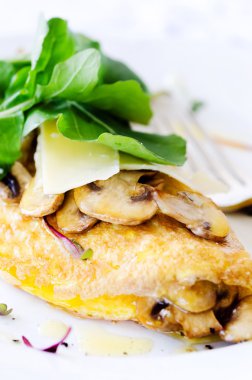 Mantar ve taze roket katlanmış omlet