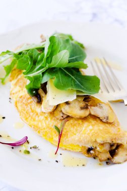 Mantar ve taze roket katlanmış omlet