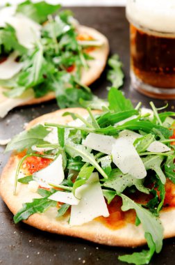 Bireysel ince hamur pizza ile vahşi roket