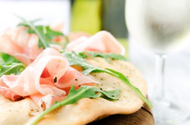 Gurme pizza proscuitto ve şarap ile