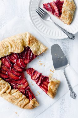 balmumu pişirme kağıdı üzerinde galette pasta tart