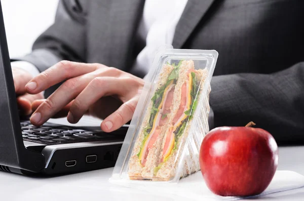 Empresário trabalhador com almoço não comido — Fotografia de Stock