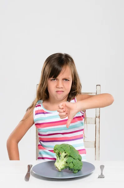 Fronsen boos meisje met haar groenten — Stockfoto