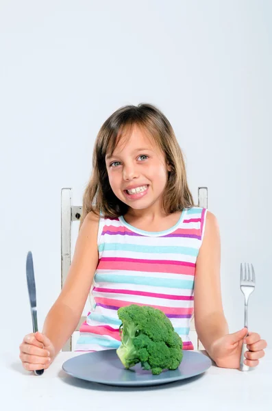 Ragazzo sano che mangia broccoli — Foto Stock