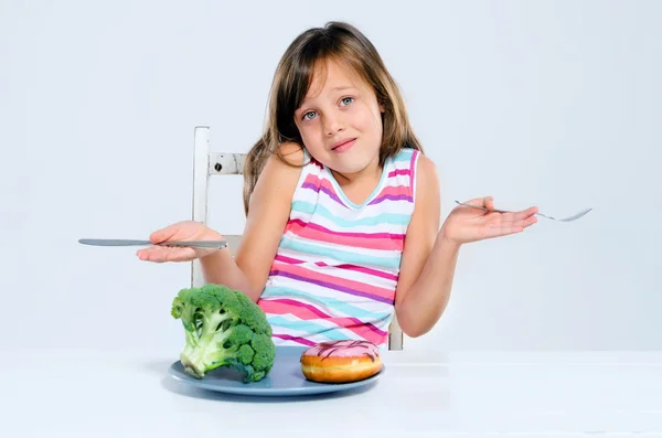 Niño pequeño en un dilema de elección de alimentos —  Fotos de Stock