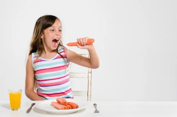 Feliz niño comiendo sano — Foto de Stock