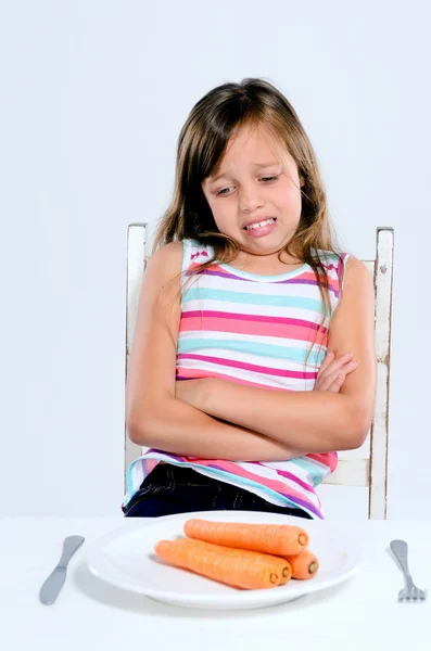 Dívka odmítá zeleninu se zamračil — Stock fotografie
