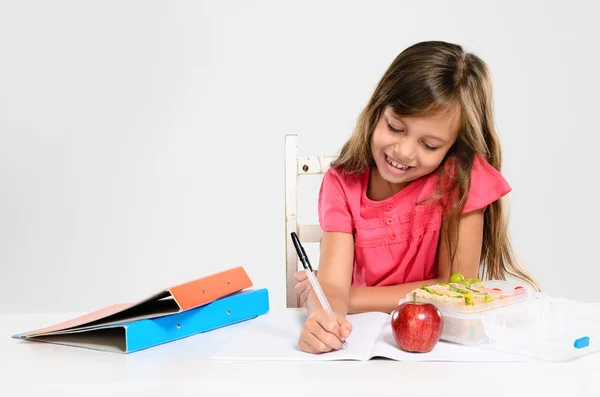 Młoda dziewczyna czy jej praca domowa na stole — Zdjęcie stockowe