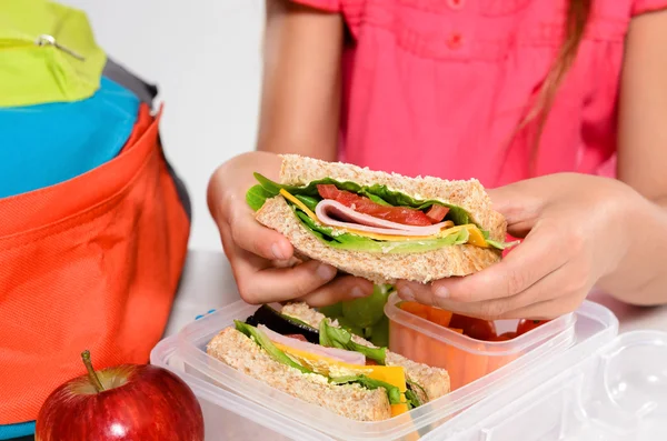 Gyermek teljes kiőrlésű szendvics a lunchbox eltávolítása — Stock Fotó