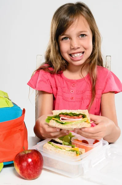 Scuola elementare ragazza sul punto di mangiare il suo pranzo al sacco — Foto Stock