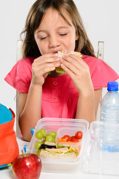 Liseli kız onun paketlenmiş öğle yemeği sandviç yeme — Stok fotoğraf