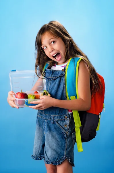 Χαριτωμένο κορίτσι σχολείο δείχνει την υγιή Καλαθάκι με φαγητό — Φωτογραφία Αρχείου