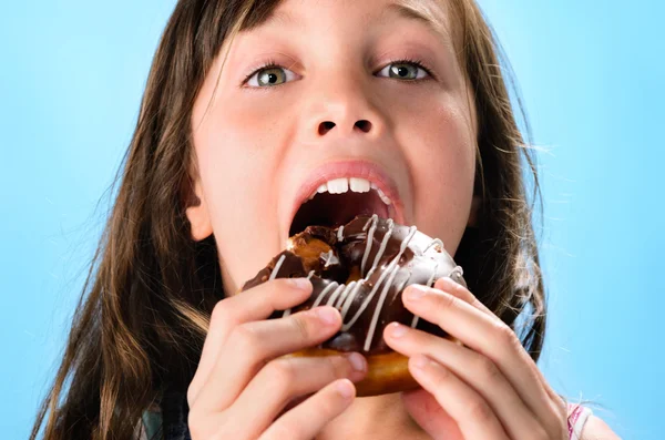 Lindo niño comiendo donut — Foto de Stock