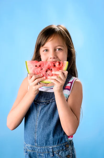 Kind isst eine Wassermelone — Stockfoto