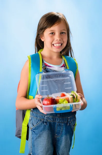 Nettes Schulmädchen zeigt ihre gesunde Lunchbox — Stockfoto