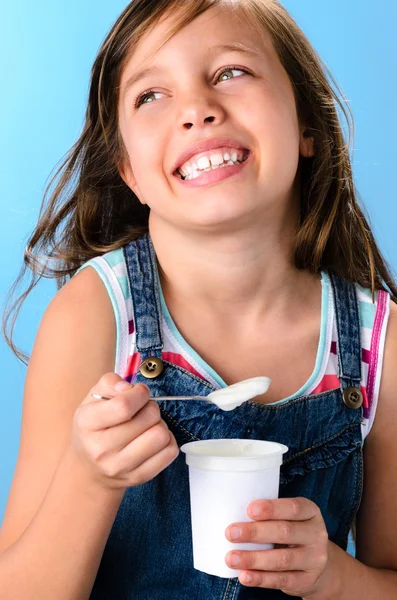 Menina bonito com iogurte rico probiótico — Fotografia de Stock