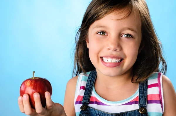 Κορίτσι που κρατάει ένα κόκκινο μήλο — Φωτογραφία Αρχείου