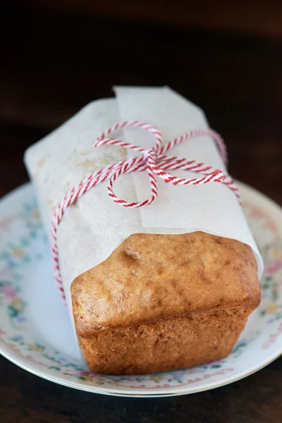 Gift wrapped loaf of bread with string — Stock Photo, Image