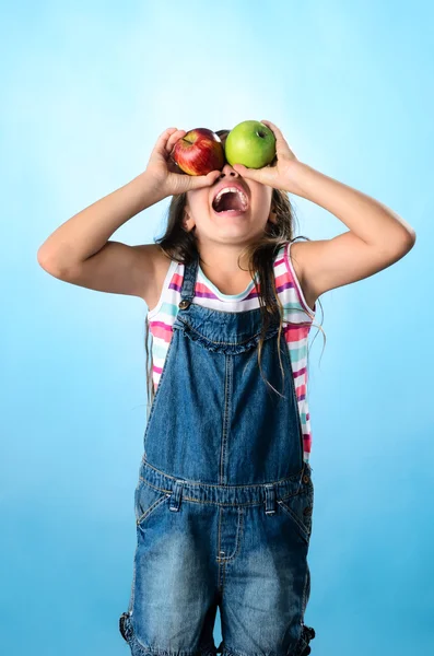 Criança feliz com maçãs vermelhas e verdes — Fotografia de Stock