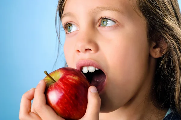 Giovane ragazza mangiare una mela — Foto Stock