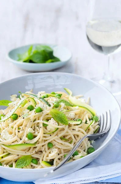 Pasta met verse groenten en kruiden — Stockfoto