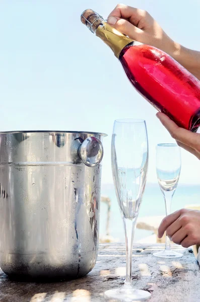 Žena otevřít láhev šampaňského — Stock fotografie