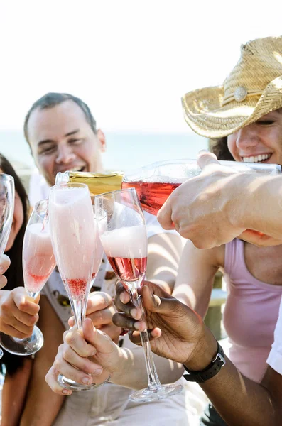 Lachende vrienden vieren van een speciale gelegenheid met dranken — Stockfoto