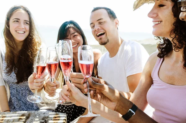 Mosolyogva meg egy különleges alkalomra, itallal ünnepli — Stock Fotó
