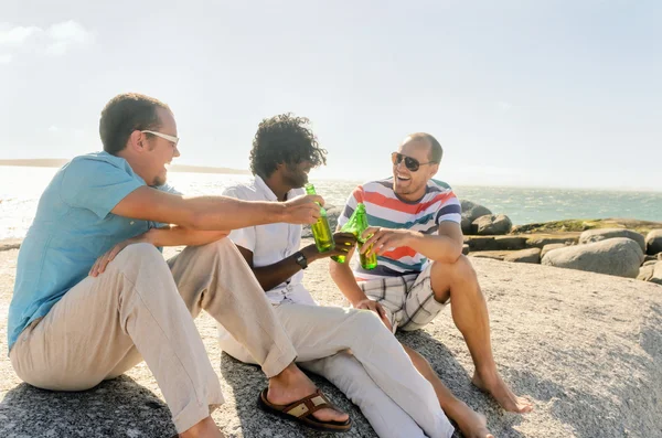 Amigos relaxantes com algumas cervejas — Fotografia de Stock