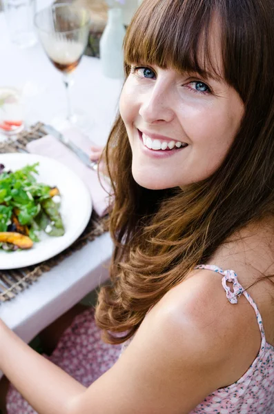 Красивая женщина с зеленым салатом — стоковое фото