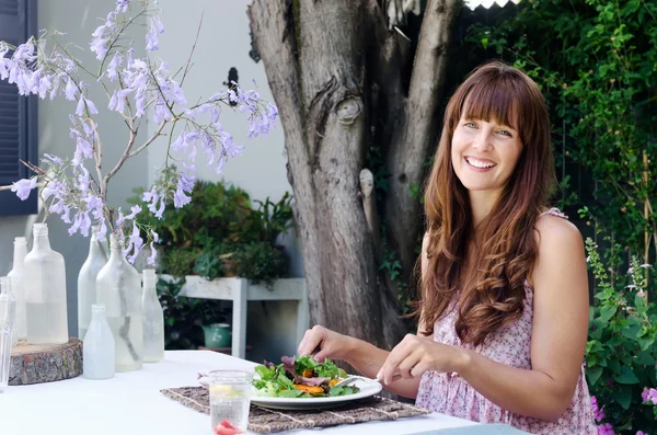 Kadın yemek salata açık havada — Stok fotoğraf