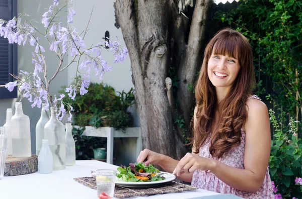 Mulher comendo salada ao ar livre — Fotografia de Stock