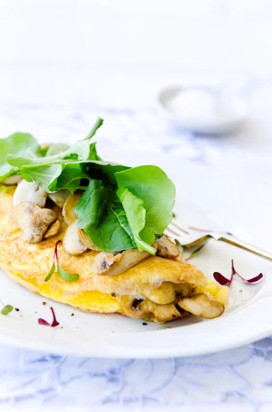 Omelette mit Champignons und frischem Rucola — Stockfoto