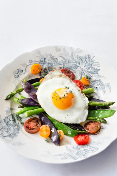 Egg on fresh healthy vegetables light meal option — Stock Photo, Image